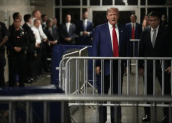 Trump recibe multa por desacato en Nueva York