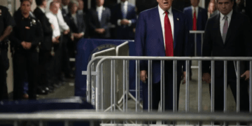 Trump recibe multa por desacato en Nueva York