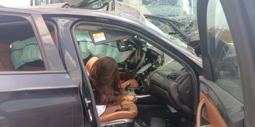 logran rescatar con vida a una mujer tras aparatoso accidente