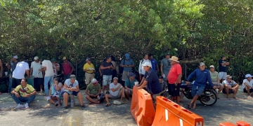 Pescadores bloquean la entrada a Puerto Juárez ante desalojos