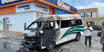Combi termina consumida por las llamas luego de cargar gasolina