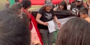 Estudiante de la UNAM quema su título en solidaridad con Palestina