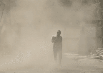 Anuncio espectacular cae y mata al menos a 8 personas en India