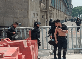 Normalistas atacan Palacio Nacional dejando 26 policías heridos