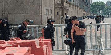 Normalistas atacan Palacio Nacional dejando 26 policías heridos