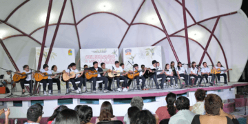 Exitosa serenata de la Rondalla de la FPMC para celebrar a las mamás en su día