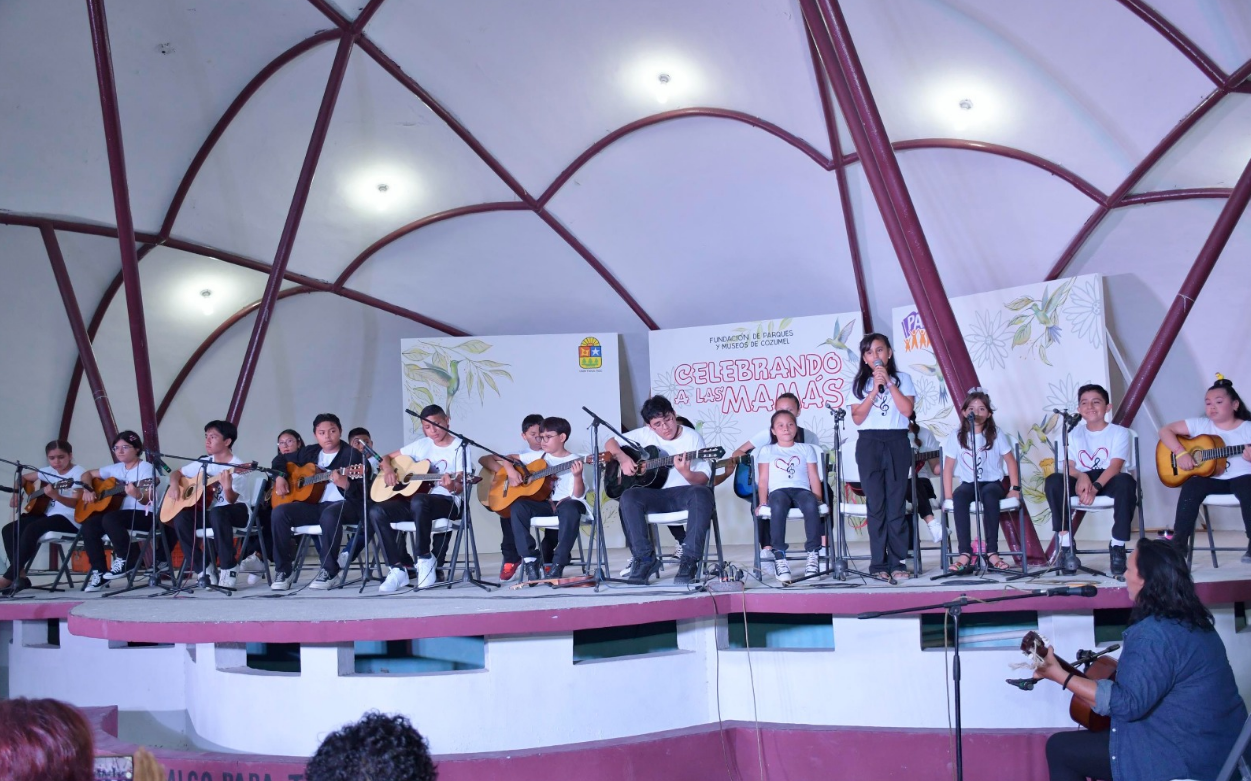 Exitosa serenata de la Rondalla de la FPMC para celebrar a las mamás en su día