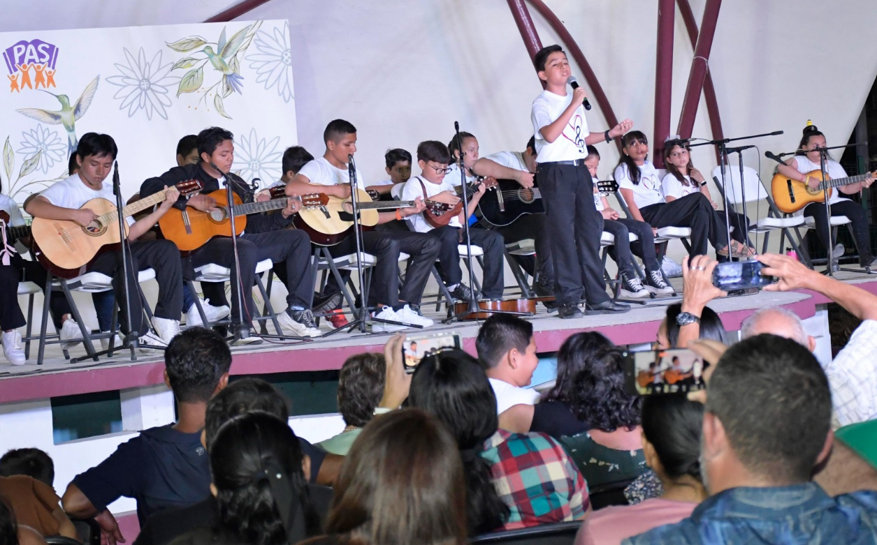 Exitosa serenata de la Rondalla de la FPMC para celebrar a las mamás en su día