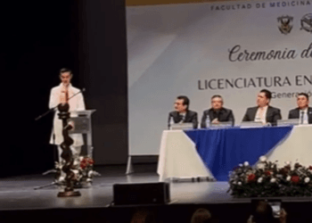 Graduado conmueve las redes con emotiva dedicatoria a sus padres panaderos