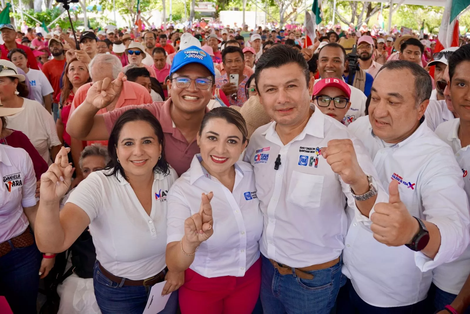 Más de mil cancunenses se unen en defensa de la democracia