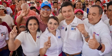 Lidera Mayuli Martínez la "Marea Rosa en Cancún, llama a defender la democracia
