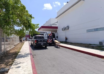 Herido de bala es auxiliado por mecanicos