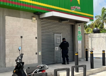 A punta de pistola asaltan Bodega Aurrerá Express