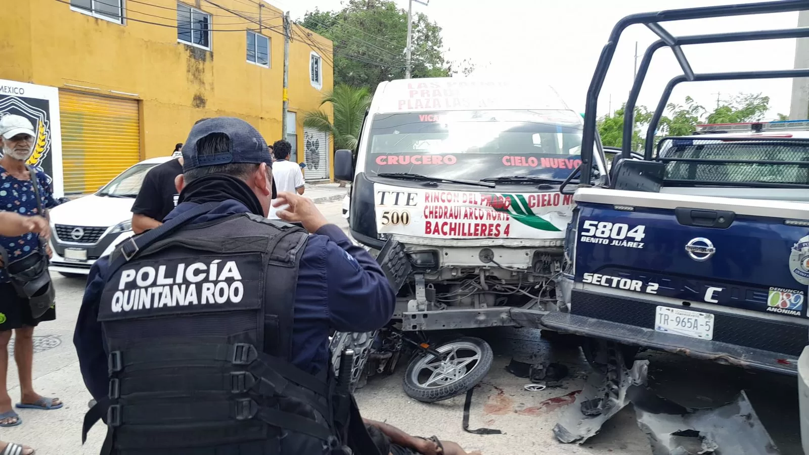 Persecución termina en aparatoso accidente con múltiples lesionados