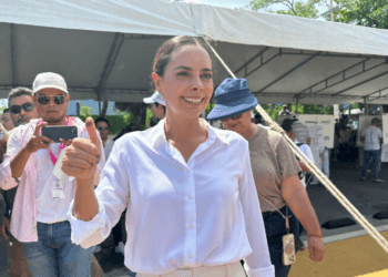 Ejerce su voto Ana Paty Peralta en el kilómetro 0 de Cancún