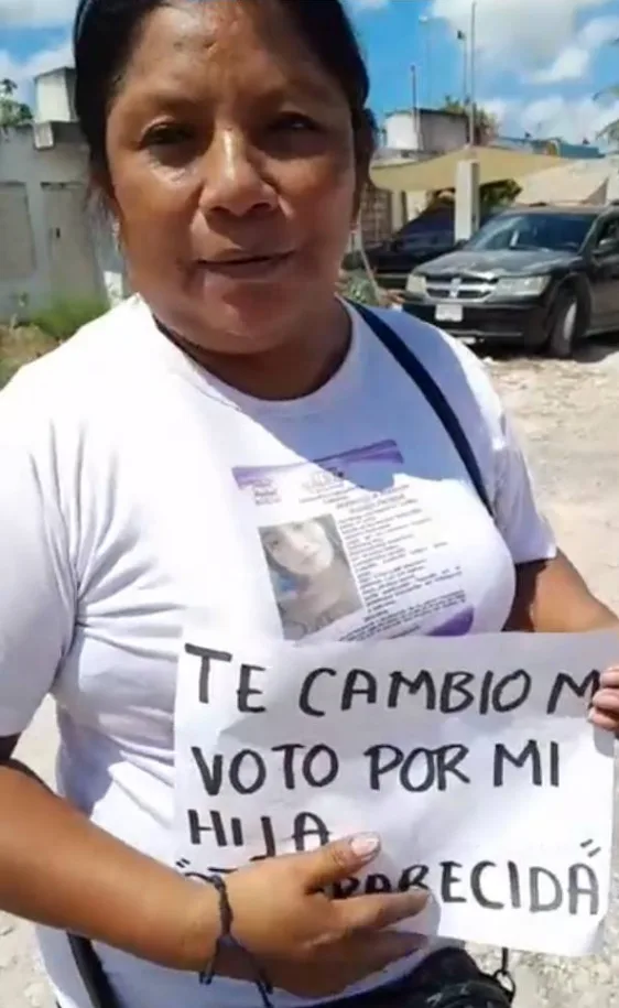 Protesta madre buscadora durante votaciones por desaparición de su hija hace 4 años