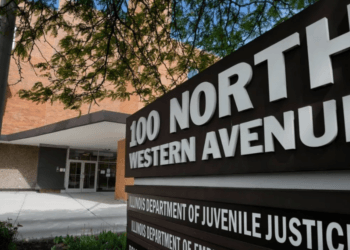 Ex reclusos exigen reparación de daños por abusos sexuales en centros de detención de Illinois