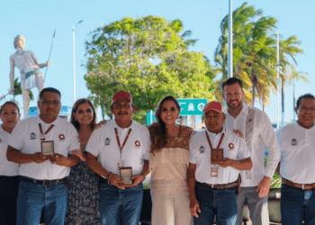 Reconoce Mara Lezama a trabajadores portuarios de la APIQROO