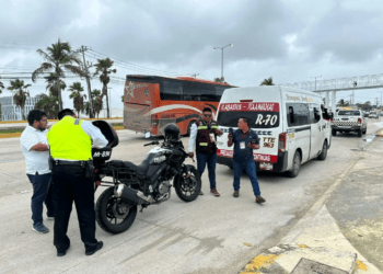 Conductor de combi es detenido al circular sobra la ciclopista