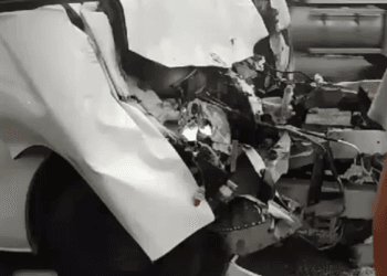 Muere chofer de turismo al impactarse contra un autobús