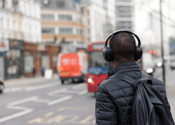 Conoce los pros y contras de usar audífonos en zonas públicas