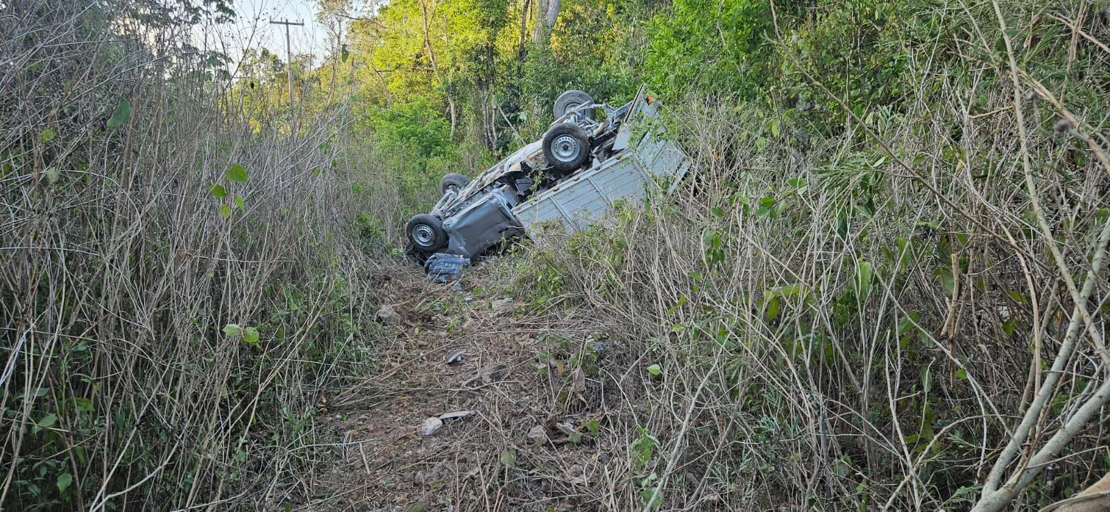 Volcadura en la Ruta de Los Cenotes deja un lesionado