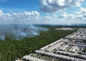 Bomberos trabajan arduamente para extinguir incendio en Villas del Sol