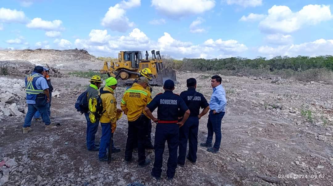 Bomberos trabajan arduamente para extinguir incendio en Villas del Sol