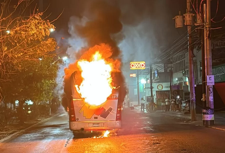 Incendio consume un autobús de transporte de personal