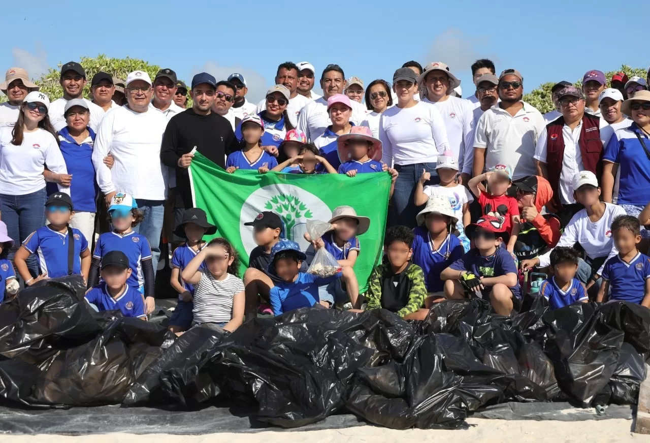 Gobierno Municipal realiza limpieza en Playa San Miguelito