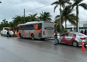 IMOVEQROO sanciona a operador de autobús por uso indebido de la banqueta