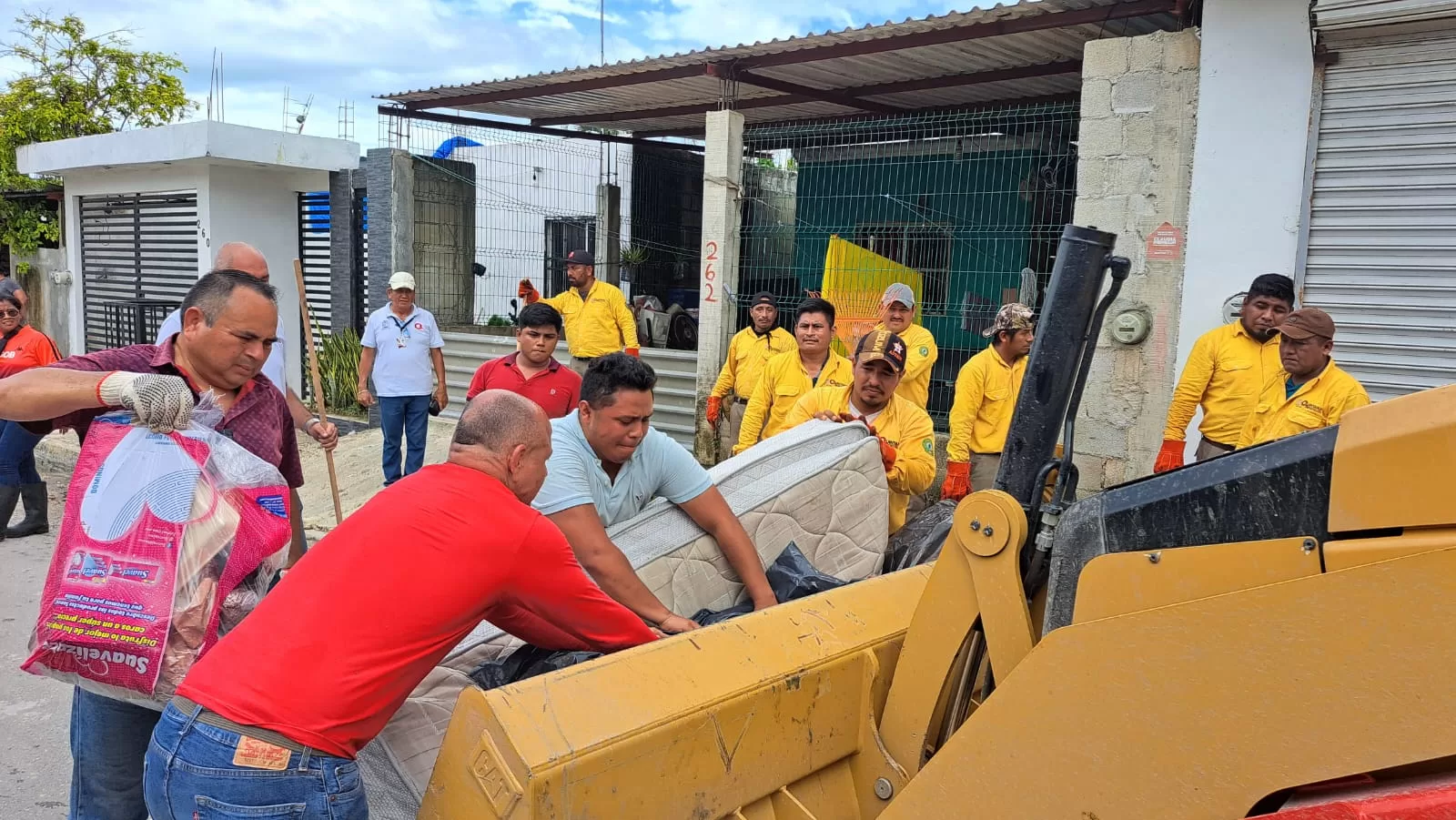 Apoyo de brigadistas forestales en Chetumal ante inundaciones