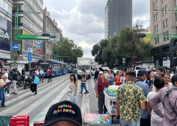 Vendedores ambulantes cierran el Eje Central ante desalojo