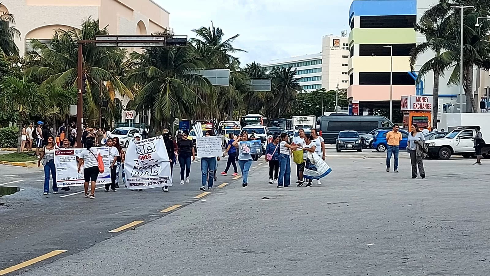 Madres Buscadoras marchan desde la Zona Hotelera hacia la Fiscalía