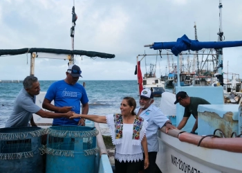 Entrega Mara Lezama tarjetas de “Apoyo en veda para los Pescadores”