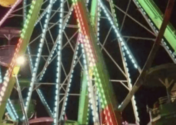 Padre se sacrifica para salvar a su hijo en un juego mecánico en Puebla
