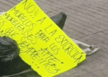 Hombres armados abandonan cadáver con mensajes amenazantes en Cuernacava