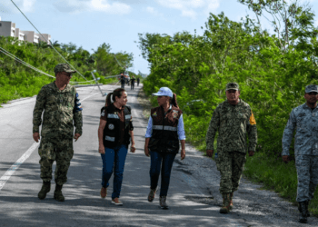 Mara Lezama recorre Cozumel con brigadas de la CFE