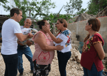 Entrega Mara Lezama apoyo alimentario en zonas vulnerables de Tulum