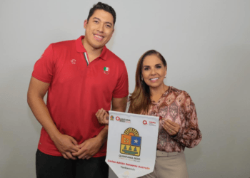 Taekwondoín que competirá en París 2024 es abanderado por Mara Lezama