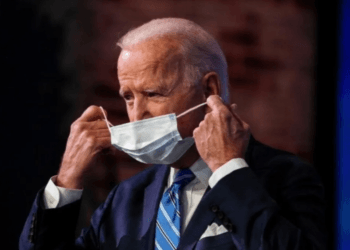Joe Biden da positivo a COVID-19 a media campaña electoral