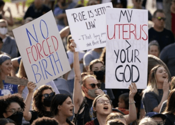 Iowa prohibe los abortos después de las 6 semanas de embarazo