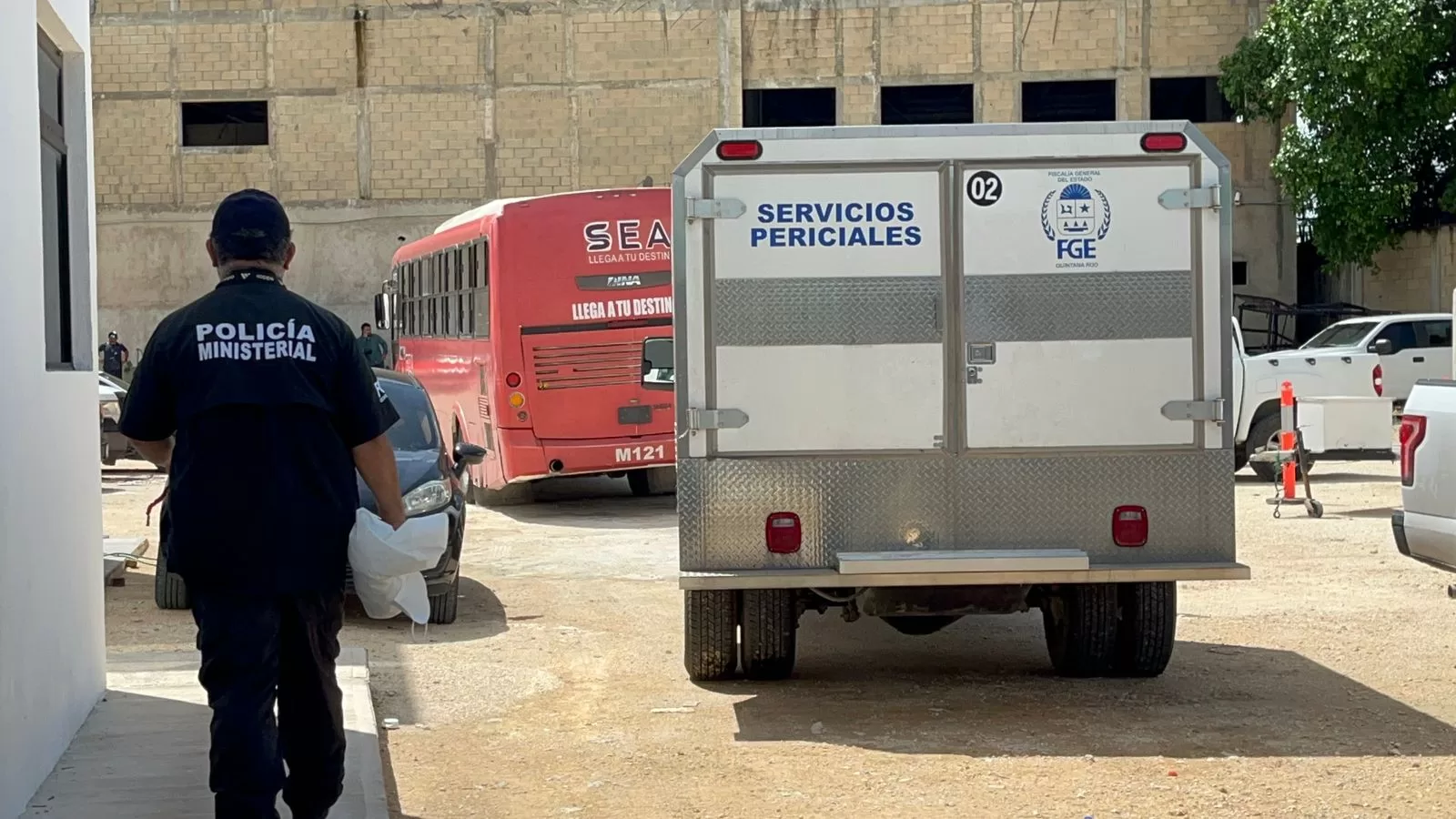 Ejecutan a dos personas en autobús de la zona hotelera; una fue víctima colateral