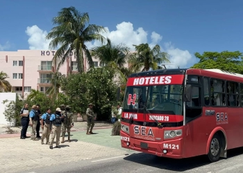 Ejecutan a dos personas en autobús de la zona hotelera; una fue víctima colateral