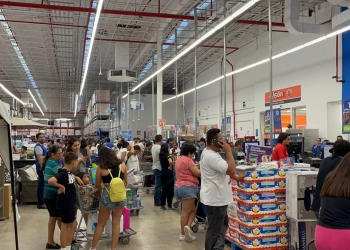 Cancunenses se preparan para la llegada del huracán Beryl