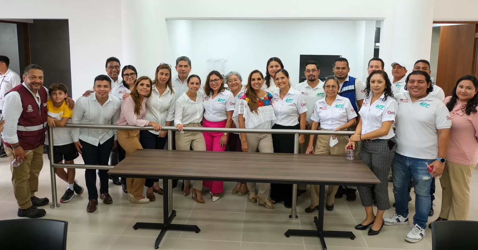 Entrega Mara Lezama cafetería equipada a alumnos de la Universidad Politécnica de Quintana Roo