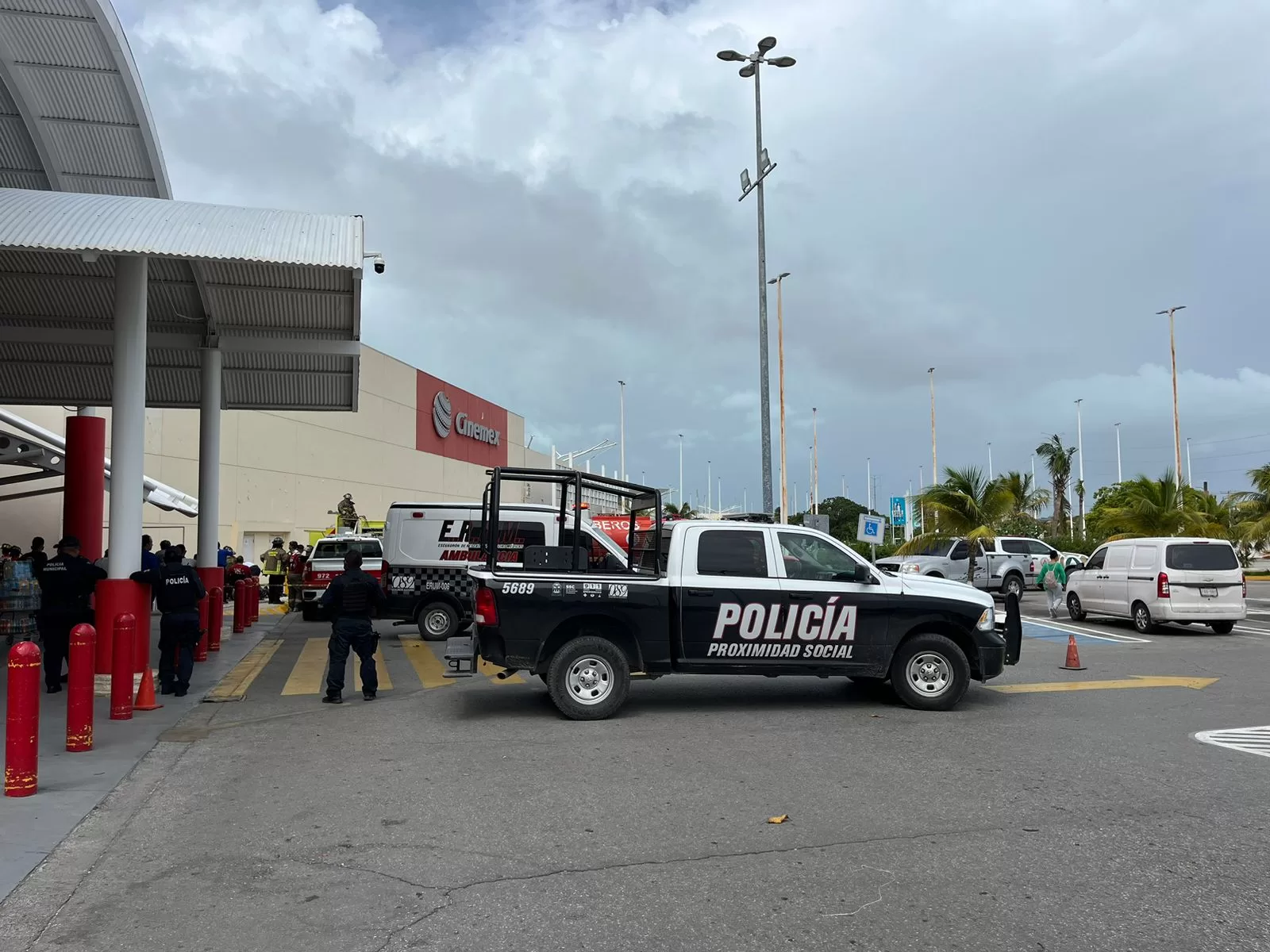 Conato de incendio en cine de Cancún activa al Cuerpo de Bomberos