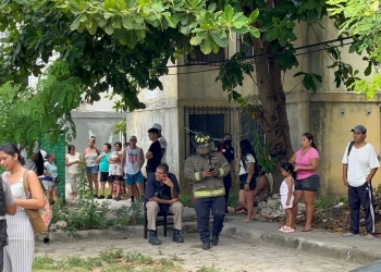 Se desploma escalera en edificio de Los Corales