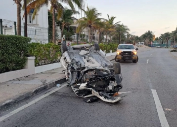 Sujeto abandona su coche tras volcar en el bulevar Kukulcán