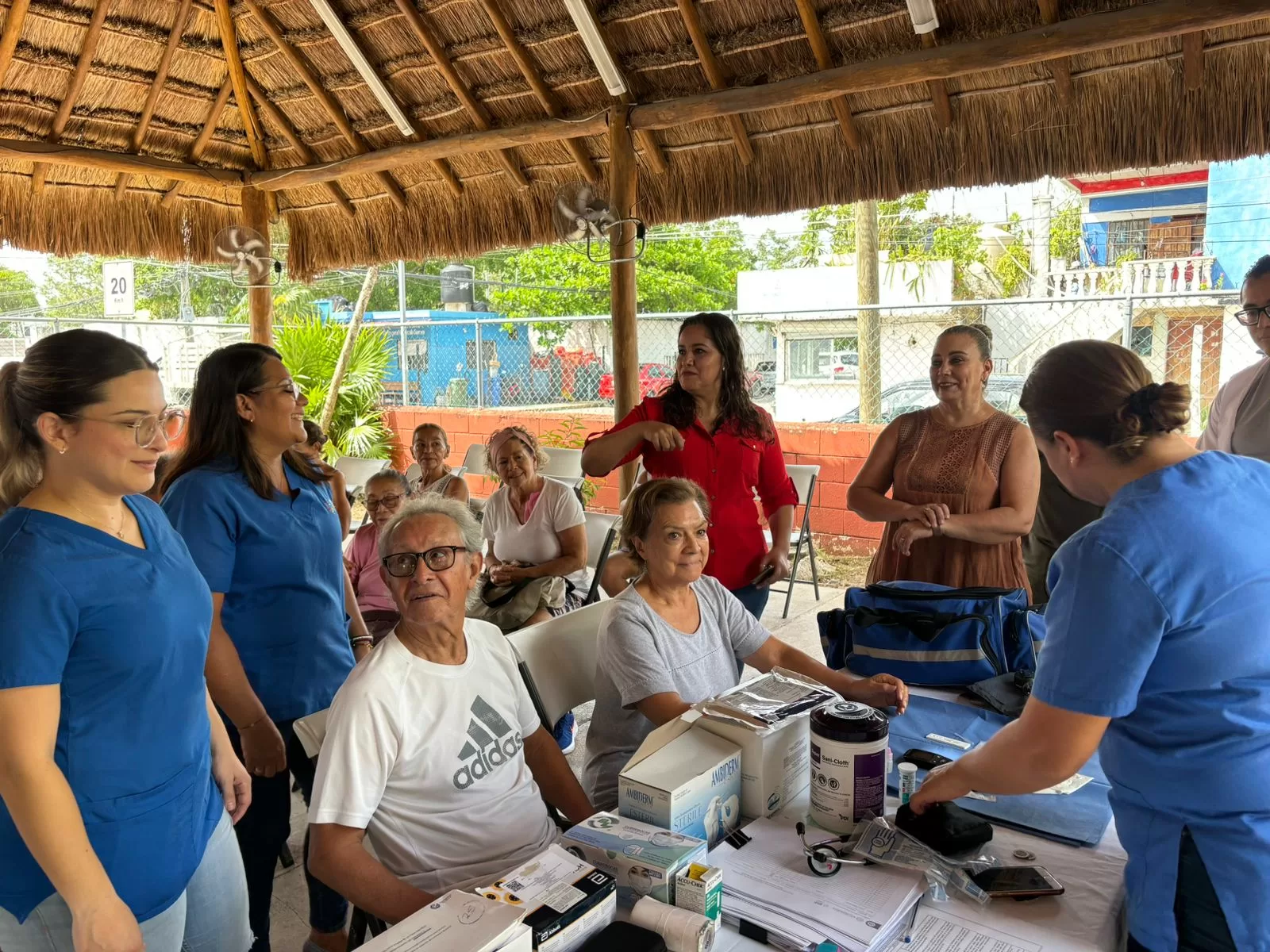 Acercan servicios médicos al Club del Adulto Mayor en Solidaridad